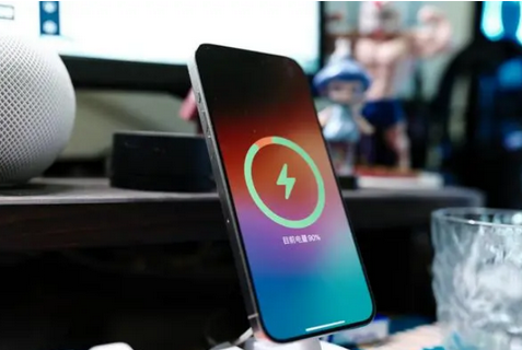 坦洲镇苹果15换屏服务分享用什么充电器给iPhone15充电更好 